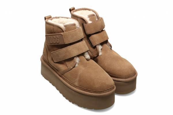 UGG新作“厚底”ムートンブーツ「ニューメル プラットフォーム」2本のストラップ付き