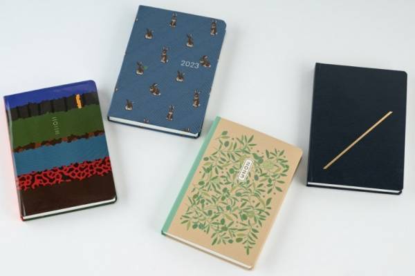 「ほぼ日手帳」2023年版に文庫本サイズの新作「ほぼ日手帳 HON」手帳とカバーが一体に
