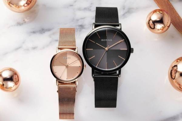 ベーリングのクリスマスペアウォッチ、角度によって輝きが変わる“クロス”デザイン腕時計