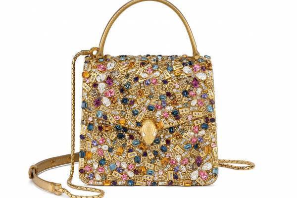 ブルガリ“自然界の煌めき”から着想「セルペンティ」新作バッグ、メアリー・カトランズとコラボ