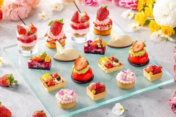 コンラッド東京“いちご×花々”のアフタヌーンティー、苺のミニパフェ&うさぎのムースなど