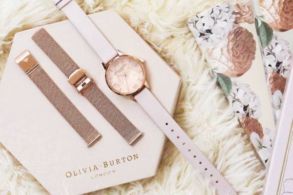 オリビア・バートンのクリスマス、ローズクォーツ輝く腕時計&ローズゴールドベルトの限定セット