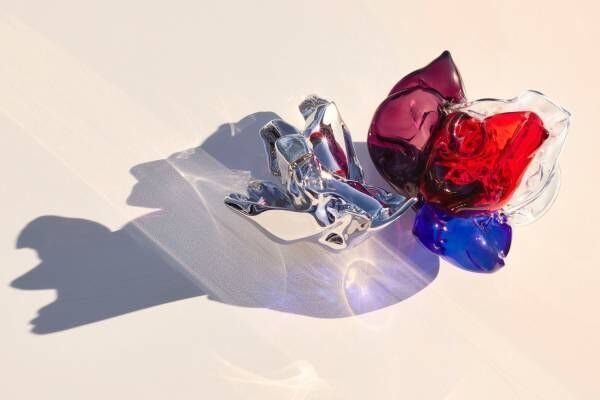 ルイ・ヴィトンの香水「シンフォニー」“花の造形”キャップをムラーノガラスで表現した限定ボトル