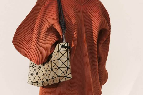 BAO BAO ISSEY MIYAKE新作、フォルムが変化する2WAYショルダーバッグなど