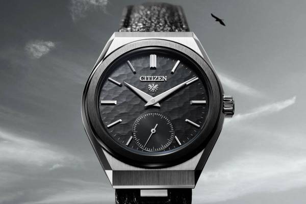 ザ・シチズンから日本の甲冑に着想を得た限定腕時計、重厚なブラック文字盤に姫路黒桟革のバンド