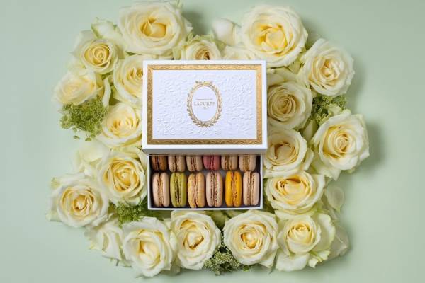 ラデュレ“バラの装飾”を施した限定マカロンボックス「リュ・ロワイヤル」パリ本店にオマージュ