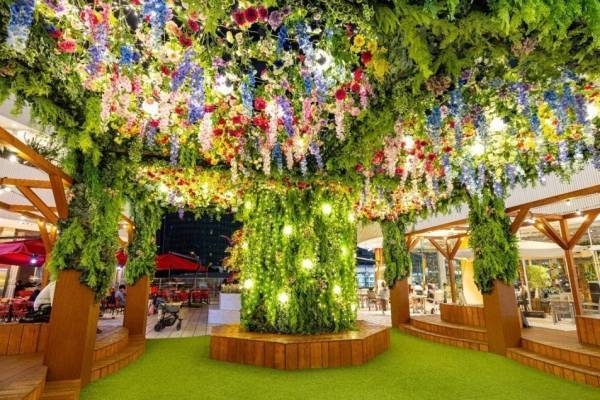 横浜ベイクォーター”花々が輝く”クリスマスイルミネーション、高さ8mの巨大ツリーも