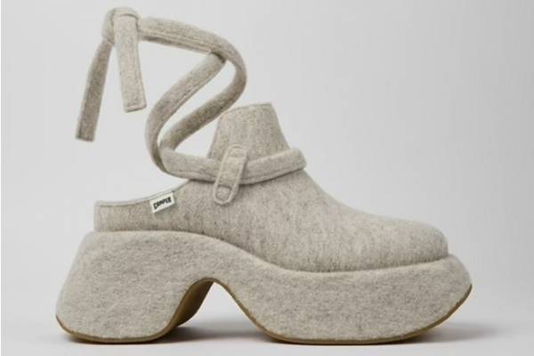 カンペール×オットリンガーの厚底“ウール”シューズ、ストラップ付クロッグや彫刻風ロングブーツ