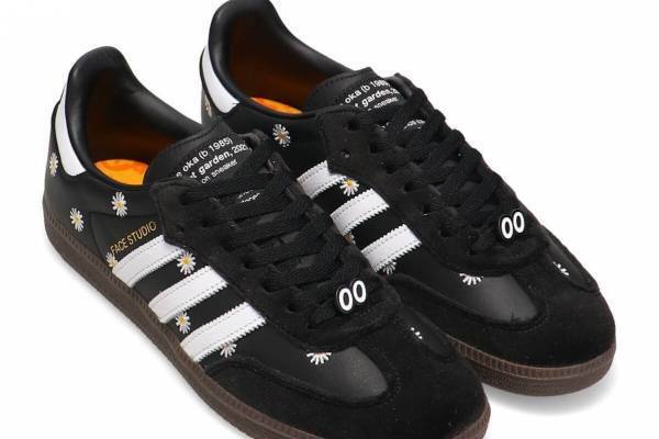 アトモス別注アディダス オリジナルス「サンバ」“花＆目や口”を配したスニーカー