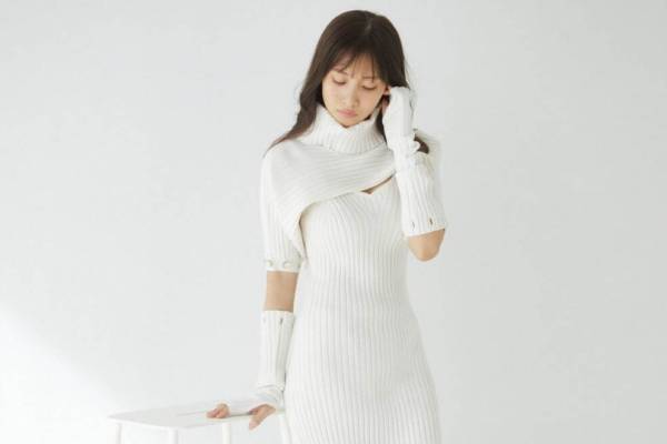 スナイデル新作、上品”肌見せ”レイヤードニットワンピース&ゆったりシルエットの透け感ニット