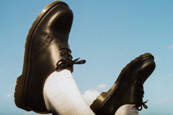 ドクターマーチン×アワーレガシー ワークショップの3ホールシューズ、デッドストックのレザーを再利用