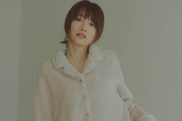 スナイデル ホーム新作、”ふわふわ”フリースのフリル襟パジャマ&花柄ルームウェアワンピ