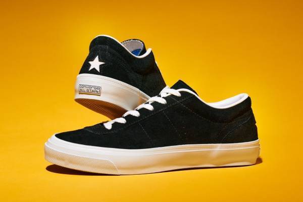 コンバースの新作スニーカー、71年発売のテニスシューズを“ブラックスエード×国産モデル”で復刻