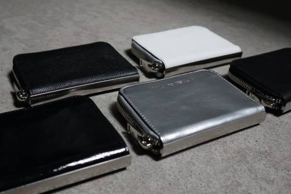 ジョン ローレンス サリバンのレザーウォレット＆カードケース、シルバープレートで緊張感あるデザインに