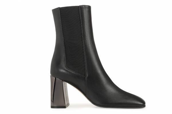 セルジオ ロッシ22年秋冬、煌めくチャンキーヒールのブーツ&バックル付きレースアップブーツ