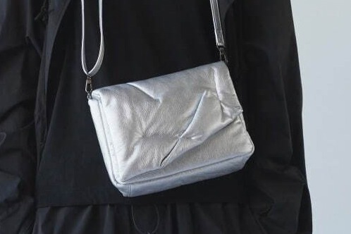 ディスコード ヨウジヤマモト新作バッグ「FLUFFY」“紙端を折り返した”形のマグネットフラップ