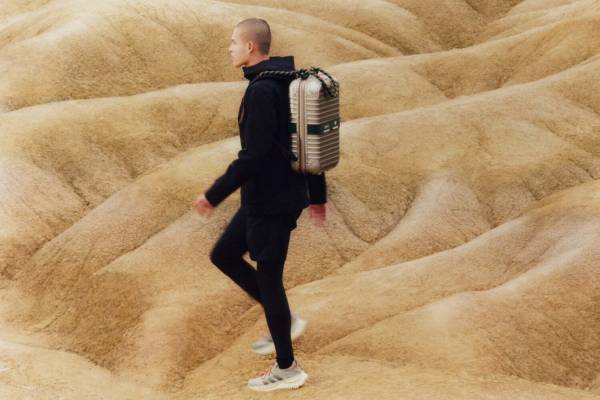 リモワ×アディダス初コラボ、ロープ付きアルミ製バックパックや“チタンカラー”のスニーカー