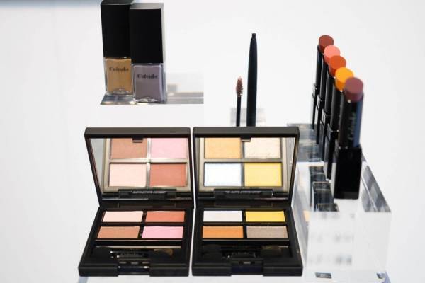 セルヴォーク23年春コスメ、“水に着想”光揺らめく新色アイシャドウ＆シアー発色の新リップバーム