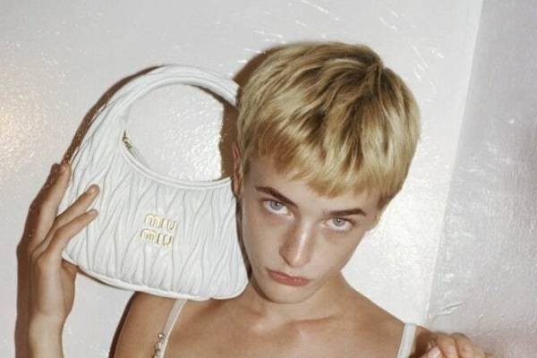 ミュウミュウの22年クリスマス、ホワイト×ゴールドメタルが輝くバッグ「ミュウ ワンダー」など