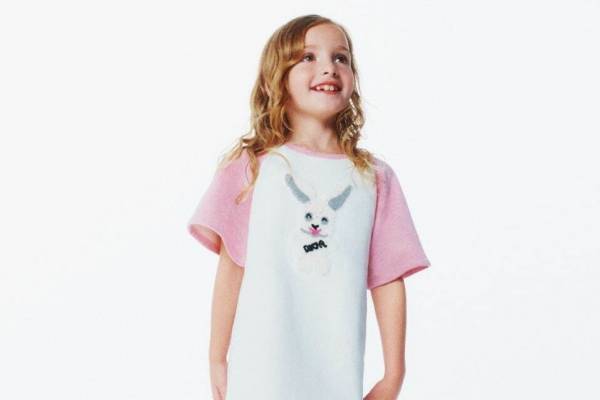 ベビー ディオール23年春新作、”キラキラ”スパンコールのワンピース&うさぎTシャツ