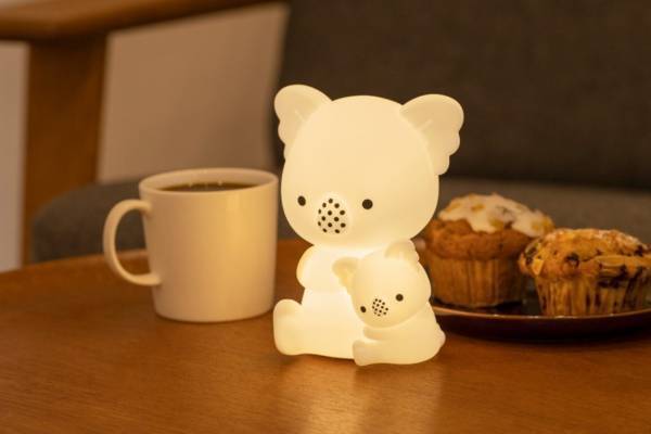 「コアラのマーチ」の“ぷにぷに”ライト、キュートなおんぶデザイン＆優しく灯る＜やすらぎモード＞も