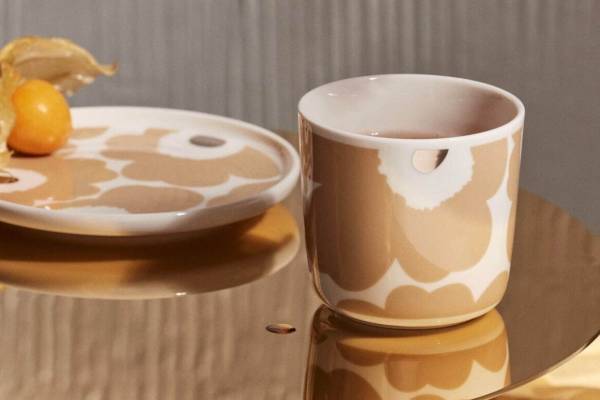 マリメッコ新作テーブルウェア、”ベージュ×煌めくシルバー”のウニッコ柄カップセットなど