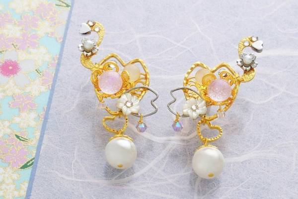 京都発“ピアスのようなイヤリング”「ぴあり」源氏物語の花散里モチーフ、桜色ガラス×大粒パール
