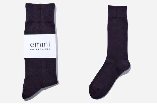 エミ×シックストックスのコラボレーション靴下、深みバーガンディの“華奢感”ラインソックス