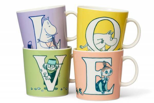 「ムーミン バイ アラビア」アルファベットモチーフの新作マグカップ、キャンディカラーの4文字で