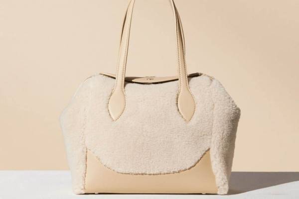 ロロ・ピアーナ22年秋冬新作、”モコモコ”カシミヤファーのトートバッグ&レザーブーツ