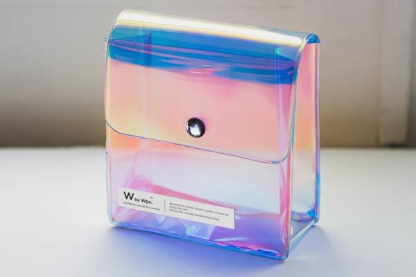 Wpc.“まるでオーロラ”虹色に輝く「ポーチ&トートバッグ」大阪・心斎橋パルコ店限定で