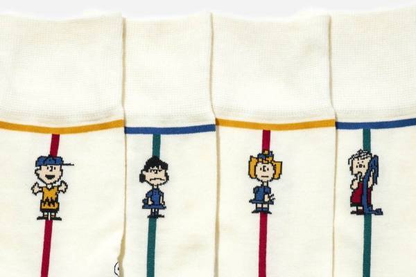 シックストックス「ピーナッツ」新作靴下、”スヌーピーと仲間たち”のカラフルなデザイン