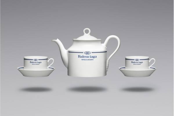 バレンシアガ新作ホームアイテム、"架空ホテルのロゴ入り”ティーカップ＆バッグ型ベースなど
