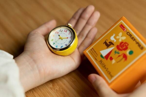 「クレパス柄プチくろっく」カラフルな置時計、手のひらサイズ＆ぷっくりフォルム