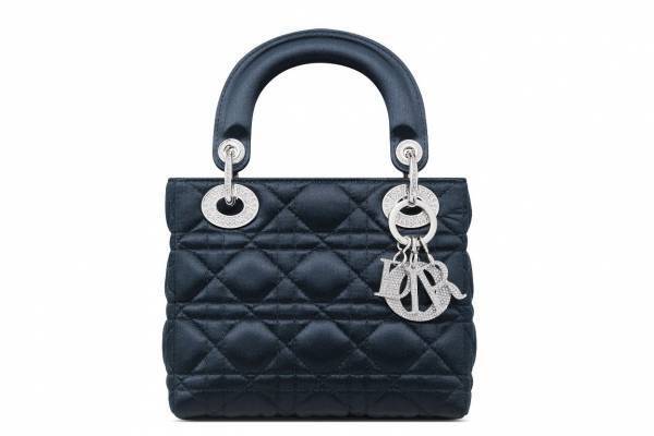 ディオール“ダイアナ元妃”の「レディ ディオール」バッグを限定復刻、ブルーサテンのミニバッグ