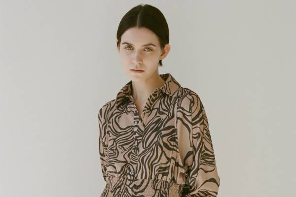 イン×ステュディオス、曲線模様のダブルコート＆シャーリングドレスやデニムジレ