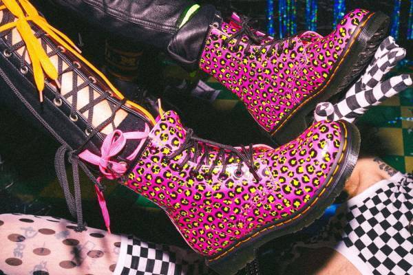 ドクターマーチンのクリスマス「1460」8ホールブーツ、“ネオンカラー”ふんわりボア＆レオパードも