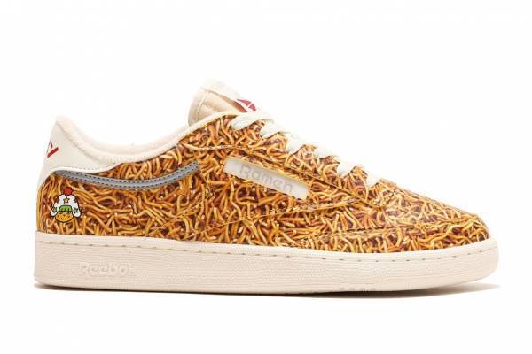 “ベビースターラーメン柄”スニーカー「クラブ C」、リーボック＆アトモスのトリプルコラボで