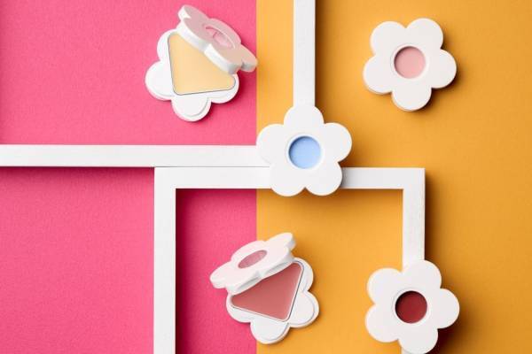 「マリー・クワント展」開催記念の限定アイテム、“デイジー型”フェイスパウダー&カラフルポーチ