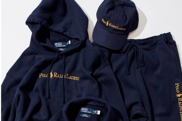 ポロ ラルフ ローレンのビームス別注、ネイビー×ゴールドロゴの襟付きフリース&スウェット
