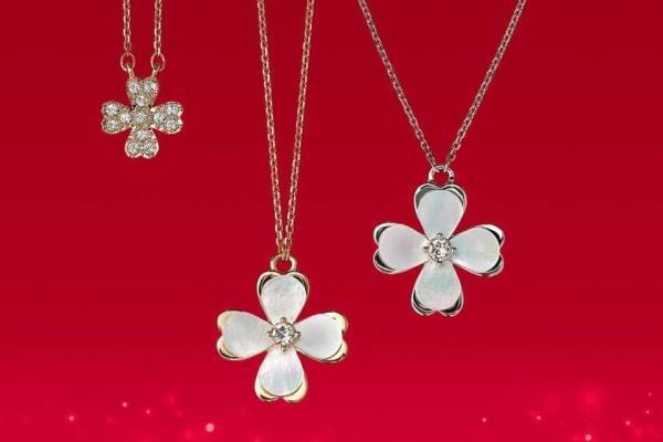 アンテプリマの2022クリスマスジュエリー、“花”ネックレス＆“パールの尻尾”のウサギブローチ