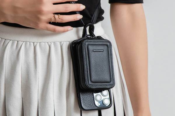 オブジェクツアイオーのレザースマホショルダーに新作、ストラップ付きアクセサリーで“+α”の機能を
