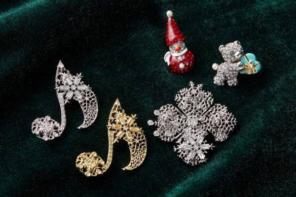 ヴァンドームブティック22年クリスマスアクセサリー、“雪の結晶”がきらめく音符&フラワーブローチ