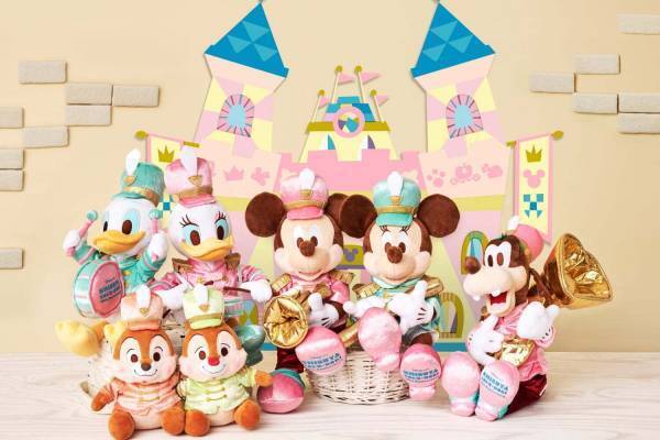 ディズニーストアの限定アイテム、“マーチングバンド”衣装のミッキーマウスぬいぐるみ&雑貨など