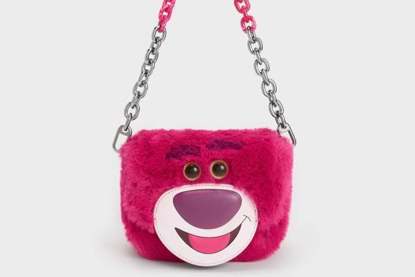 『トイ・ストーリー』ロッツォの“ふわふわ”ファーバッグ、チャールズ＆キースの新作