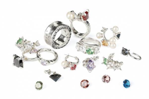 イー・エム”カスタマイズ可能”ストーンジュエリーに新色、鍵&南京錠モチーフのネックレスも