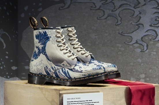 ドクターマーチンから葛飾北斎の浮世絵「冨嶽三十六景」ブーツ、メトロポリタン美術館と初コラボ