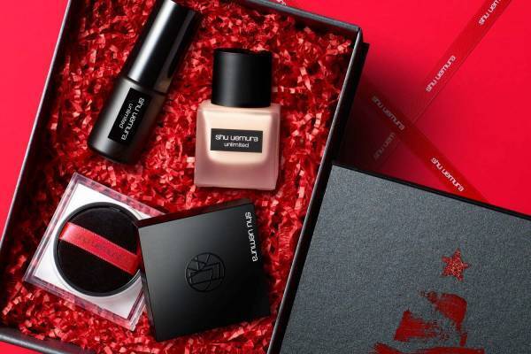 シュウ ウエムラ22年クリスマスコフレ、人気のクレンジング オイルやベースメイクが限定キットで