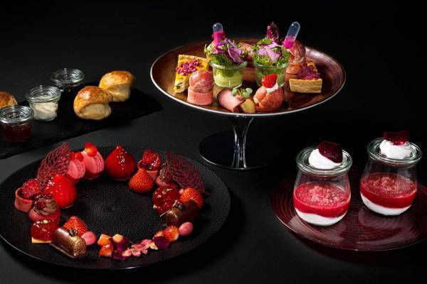 ザ・プリンスギャラリー 東京紀尾井町のいちごアフタヌーンティー、“まるで宝石”艶やか苺スイーツ