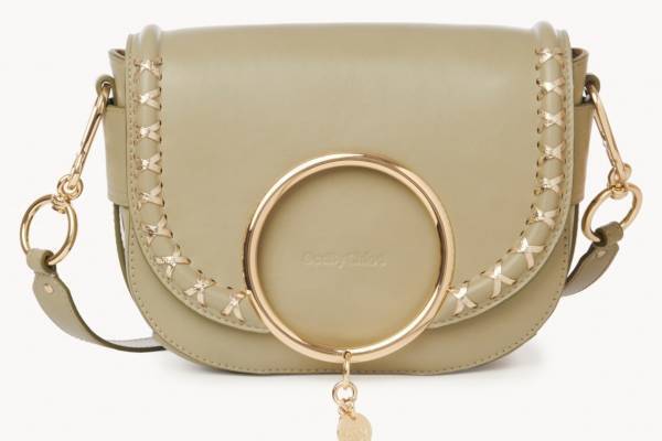 シーバイクロエ22年クリスマス、煌びやかなゴールドステッチの新色バッグ&レザーグッズ